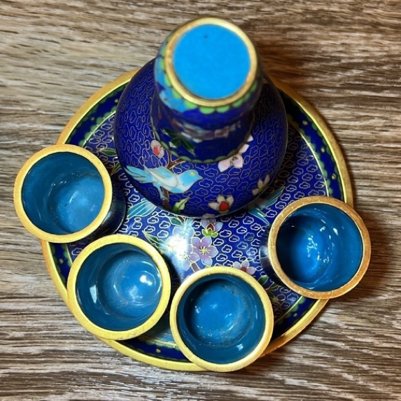 Vintage cloisonné enamel sake set with bottle, 4 shot glasses and under plate - Picture 3 of 14